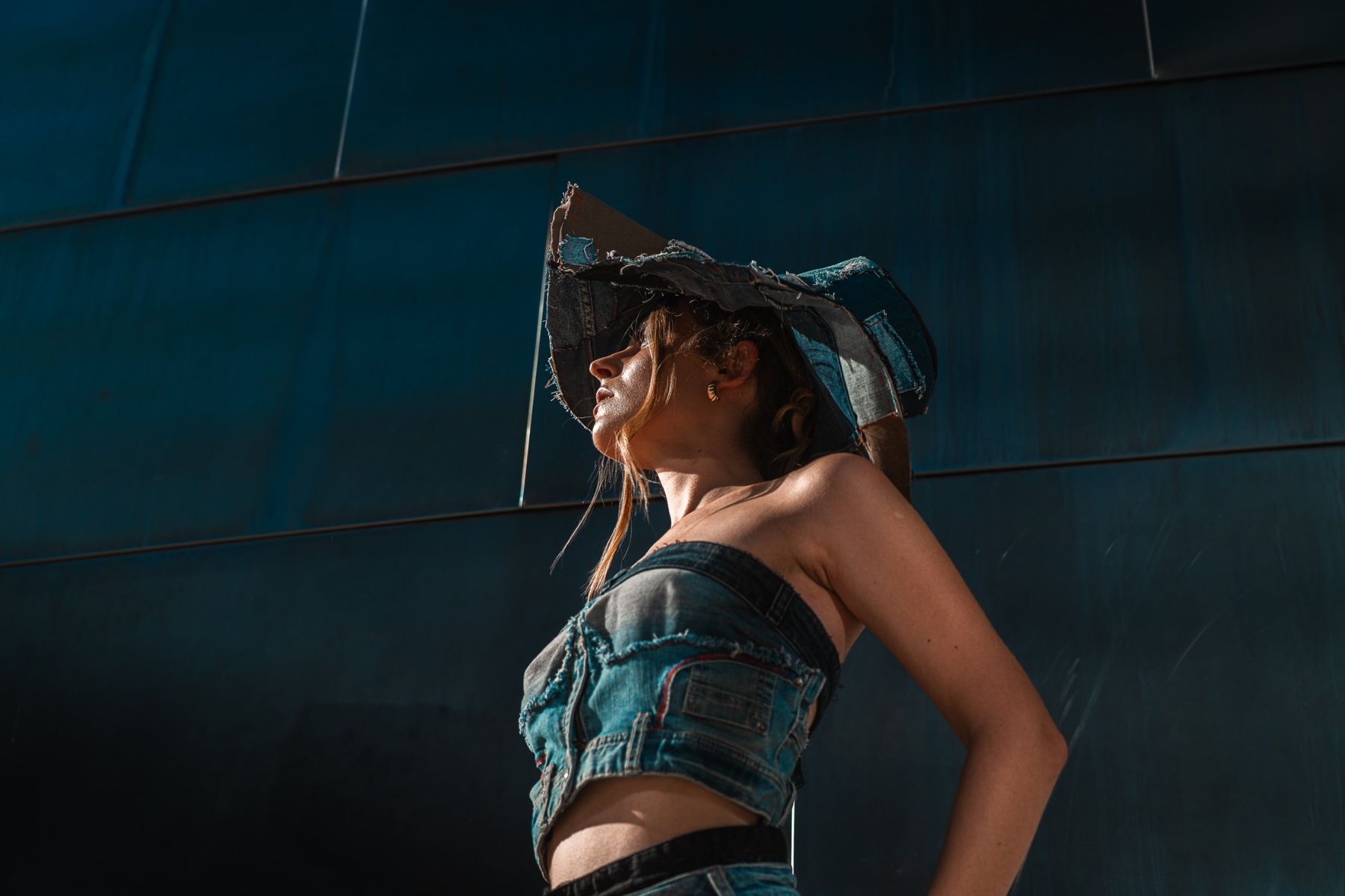 Detalle del sombrero y el top de patchwork vaquero